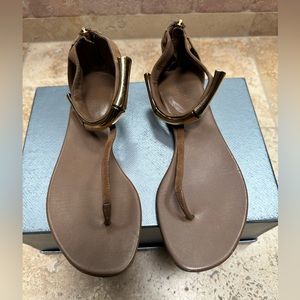 GUCCI KIDS SANDALS sz 34, tan with gold bamboo ankle strap. Heel zip up.